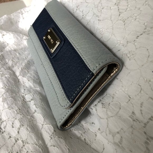 NWOT Nine West Powder Blue & Navy Wallet - Picture 7 of 8